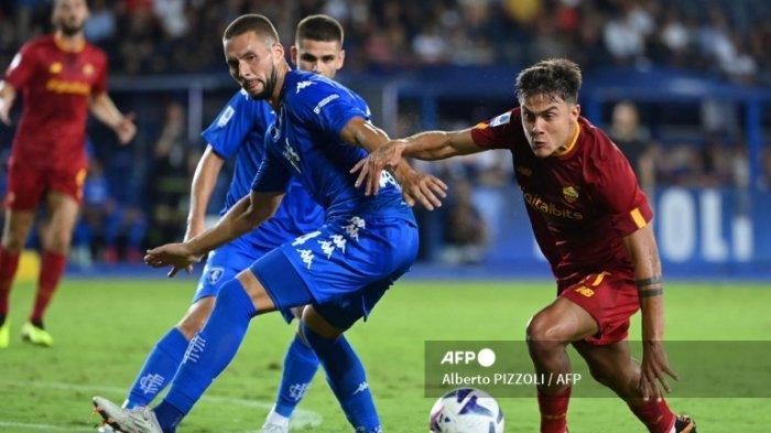 Ardian Ismajli vs Paulo Dybala di Liga Italia Serie A antara Empoli vs Roma di stadion Carlo Castellani di Empoli pada 12 September 2022.