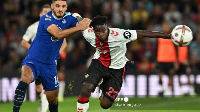 Armando Broja vs Mohammed Salisu di Liga Inggris antara Southampton vs Chelsea di Stadion St Mary di Southampton, Inggris selatan pada 30 Agustus 2022.