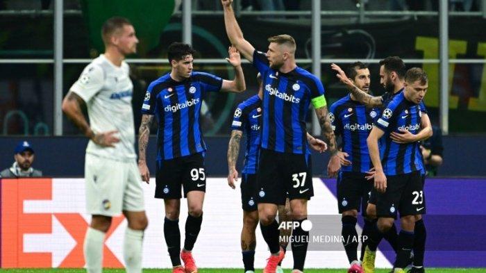 Alessandro Bastoni, Milan Skriniar, Henrikh Mkhitaryan dan Nicolo Barella di Liga Champions antara Inter Milan vs Viktoria Plzen di stadion Giuseppe-Meazza (San Siro) di Milan, pada 26 Oktober 2022.