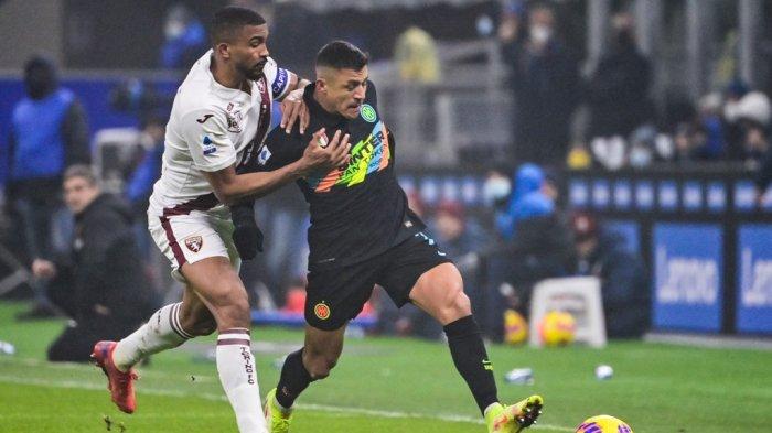 Bremer vs Alexis Sanchez di Liga Italia Serie A antara Inter Milan vs Torino pada 22 Desember 2021 di stadion Giuseppe-Meazza (San Siro) di Milan.