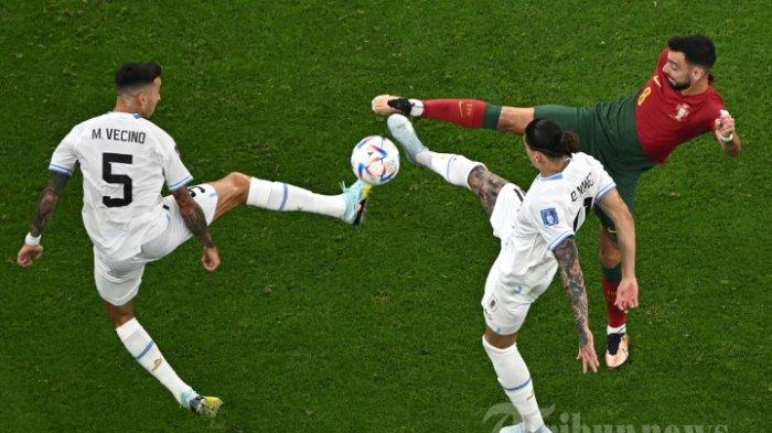 Bruno Fernandes vs Darwin Nunez dan Matias Vecino di Grup H Piala Dunia Qatar 2022 antara Portugal vs Uruguay di Lusail Stadion di Lusail, utara Doha. Senin (28 November 2022).