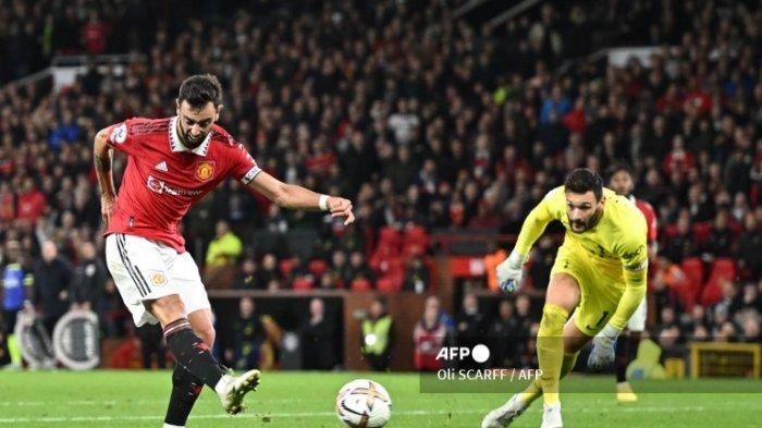 Bruno Fernandes vs Hugo Lloris di Liga Inggris antara Manchester United vs Tottenham Hotspur di Old Trafford di Manchester, Inggris barat laut, pada Oktober 19, 2022.