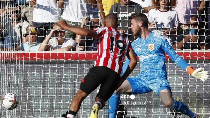 Bryan Mbeumo menaklukkan David de Gea di Liga Inggris antara Brentford vs Manchester United di Brentford Community Stadium di London pada 13 Agustus 2022.