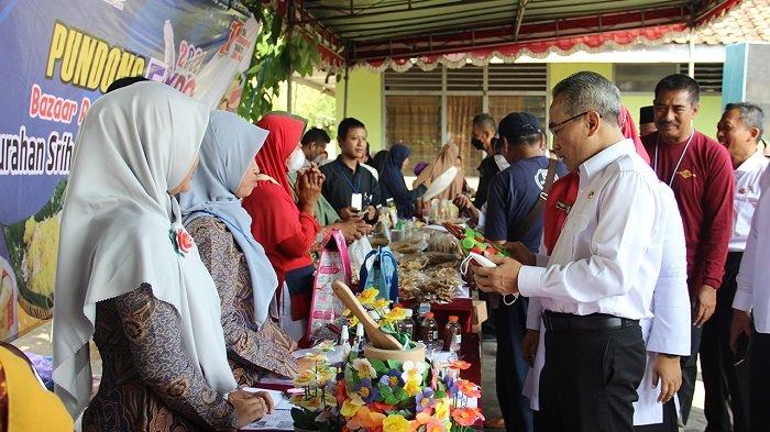 Bupati Bantul Abdul Halim Muslih berkeliling melihat beberapa produk UMKM yang ikut terlibat dalam kegiatan Pundong Expo.