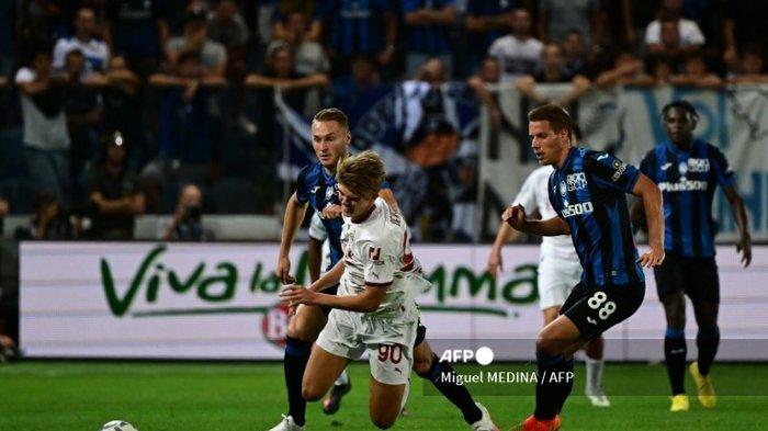 Charles De Ketelaere vs Mario Pasalic di Liga Italia Serie A antara Atalanta vs AC Milan pada 21 Agustus 2022 di stadion Atleti Azzurri d'Italia di Bergamo.
