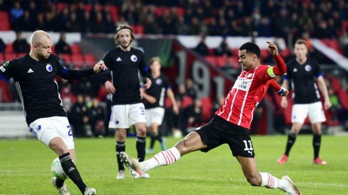 (Cody Gakpo vs Nicolai Boilesen di Europa Conference League antara PSV vs Copenhagen di The Phillips Stadium di Eindhoven pada 10 Maret 2022.
