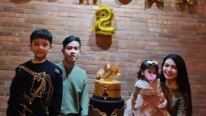 La Lembah Manah bersama Gibran Rakabuming Raka, Selvi Ananda dan kakaknya Jan Ethes Srinarendra.