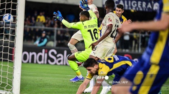 Davide Faraoni mencetak gol melewati Mike Maignan di Liga Italia Serie A antara Verona vs AC Milan pada 8 Mei 2022 di stadion Marcantonio-Bentegodi di Verona.