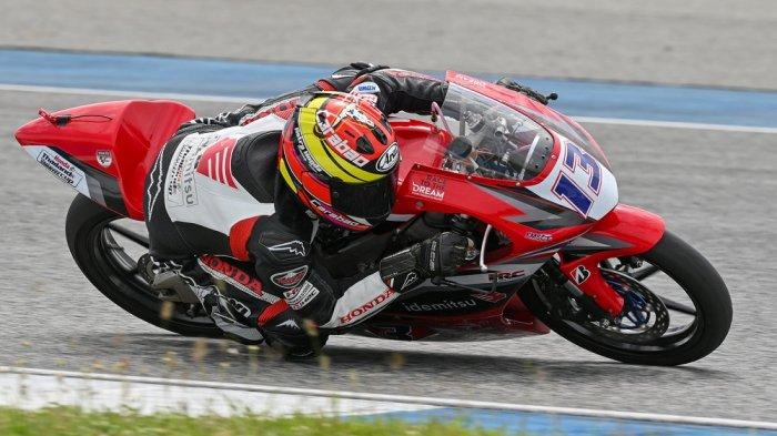 Decksa Almer Alfarezel, pebalap muda berbakat yang dibina PT Astra Honda Motor (AHM) berhasil berdiri di podium tertinggi Chang International Circuit, Thailand, dalam seri kedua ajang Thailand Talent Cup (TTC) 2022, Minggu (8/5/2022).