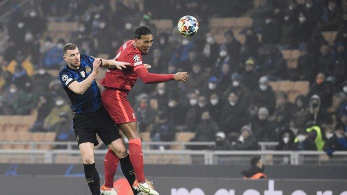 Edin Dzeko vs Virgil van Dijk di leg pertama babak 16 besar Liga Champions antara Inter Milan vs Liverpool di stadion Giuseppe-Meazza (San Siro) di Milan, pada 16 Februari 2022.