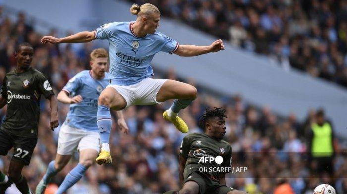 Erling Haaland vs Mohammed Salisu di Liga Inggris antara Manchester City vs Southampton di Stadion Etihad di Manchester, barat laut Inggris, pada 8 Oktober 2022.