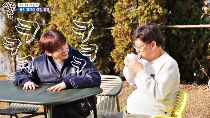 Eunhyuk Super Junior dan ayahnya ngobrol di halaman rumah