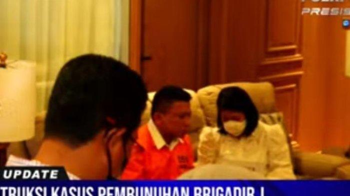 Tangkapan layar Polri TV tersangka Ferdy Sambo dan Putri Candrawathi di lantai tiga di rumah pribadi Jalan Saguling, Duren Tiga, Jakarta, Selasa (30/8/2022).