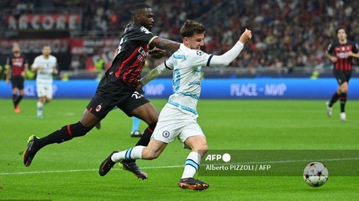 Fikayo Tomori vs Mason Mount di Liga Champions antara AC Milan vs Chelsea, di stadion San Siro, di Milan, pada 11 Oktober 2022.