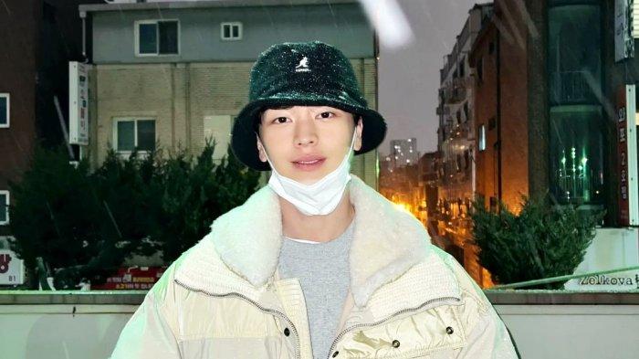 Foto Yook Sungjae BTOB saat musim dingin