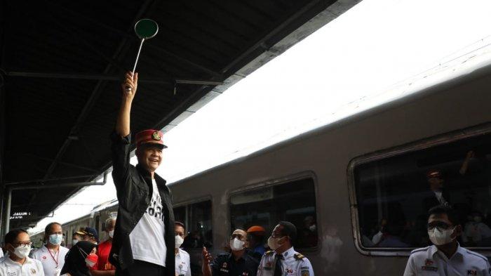Gubernur Jawa Tengah, Ganjar Pranowo melepas pemudik asal Jateng yang bekerja di Jabodetabek