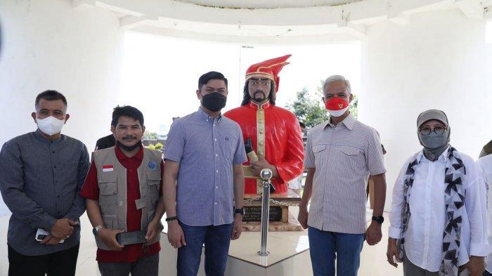 Gubernur Jawa Tengah, Ganjar Pranowo menyempatkan waktu saat berkunjung ke Sulawesi Selatan untuk ziarah ke makam pahlawan nasional Sultan Hasanuddin