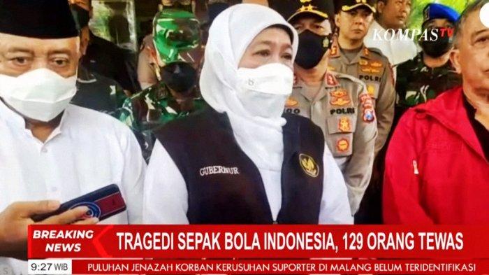 Gubernur Jawa Timur (Jatim) Khofifah Indar Parawansa saat diwawancarai media, Minggu (2/10/2022) pagi. Pemprov Jatim pastikan akan berikan santunan duka cita bagi para korban tragedi pertandingan sepak bola antara Arema FC vs Persebaya.