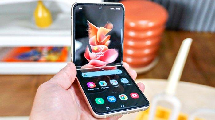 HP Samsung Galaxy Z Flip 3 saat dibuka