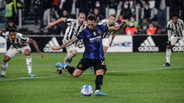 Hakan Calhanoglu melakukan tendangan penalti di LIga Italia Serie A antara Juventus vs Inter Milan pada 03 April 2022 di stadion Juventus di Turin.