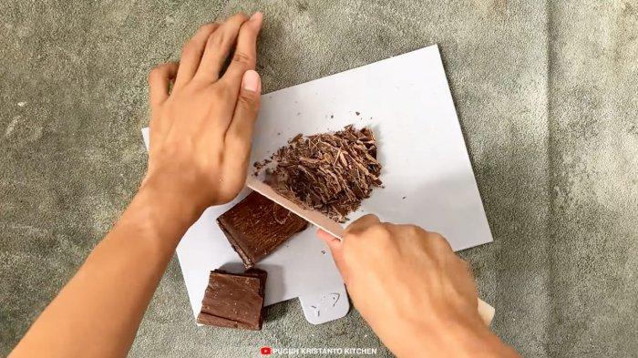 Haluskan cokelat batang dengan cara diiris menjadi tipis-tipis pakai pisau