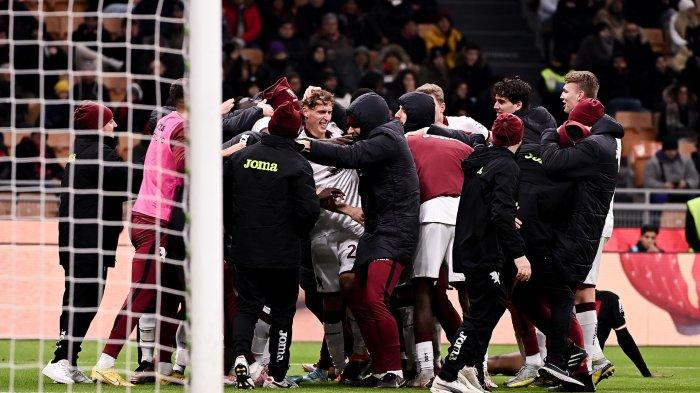 Selebrasi pemain dan official Torino menyambut gol Michel Adopo ke gawang AC Milan di babak 16 besar Coppa Italia 2022/23 di San Siro, Kamis (12/1/2023) dini hari tadi.