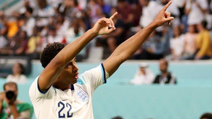 Selebrasi gelandang Inggris, Jude Bellingham setelah mencetak gol pembuka kontra Iran di laga pembuka Grup B Piala Dunia 2022 di Stadion Internasional Khalifa, Senin (21/11/2022).