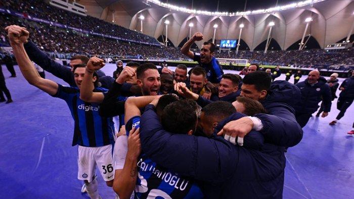 Selebrasi pemain Inter seusai menaklukkan AC Milan di partai final Piala Super Italia yang digelar di Stadion Internasional King Fahd pada Kamis (19/1/2023) dini hari WIB.