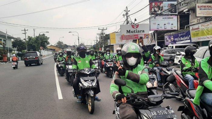 Iring-irangan kendaraan driver Ojol menuju kantor cabang penyedia jasa Ojol, Kamis (24/3/2022)