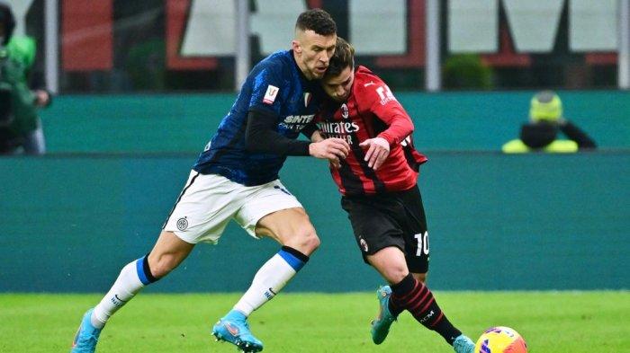 Ivan Perisic vs Brahim Diaz di leg pertama semifinal Piala Italia antara AC Milan vs Inter Milan di Stadion Giuseppe Meazza di Milan pada 1 Maret 2022.
