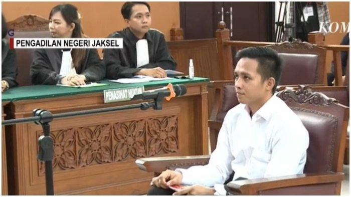 Terdakwa Richard Eliezer Pudihang Lumiu alias Bharada E ketika menjalani sidang perdana kasus pembunuhan Brigadir J di Pengadilan Negeri Jakarta Selatan pada Senin (18/10/2022) pagi.