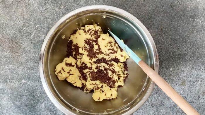 Jika adonan sudah rata dan kalis, tambahkan meses cokelat, lalu aduk rata