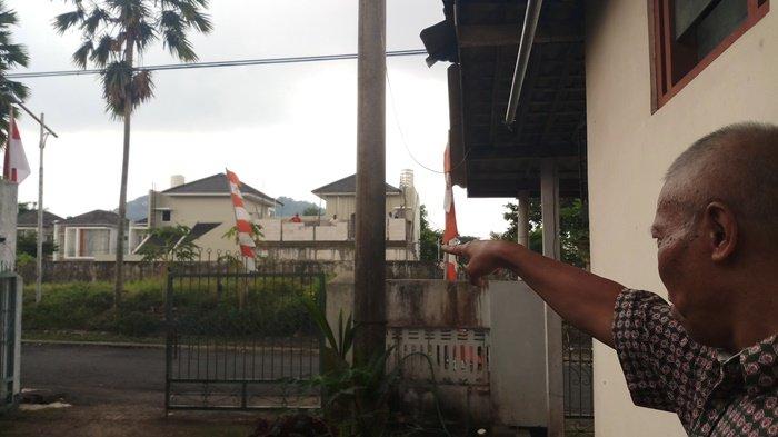 Joko Sutarman (70), Ketua RT 07/RW 08, Dusun Saragan, Desa Banyurojo, Mertoyudan, Kabupaten Magelang, saat menunjukkan rumah Irjen Ferdy Sambo, Jumat (12/08/2022)