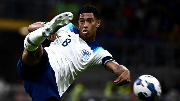 Gelandang Timnas Inggris Jude Bellingham mengontrol bola pada pertandingan Grup 3 Liga A UEFA Nations League antara Italia dan Inggris, di Stadion San Siro di Milan pada 23 September 2022.