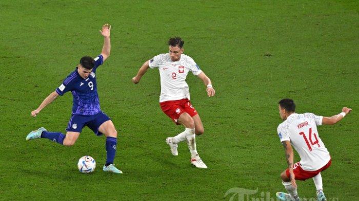 Julian Alvarez mencetak gol di Grup C Piala Dunia 2022 Qatar antara Polandia vs Argentina di Stadion 974 di Doha pada 30 November 2022.