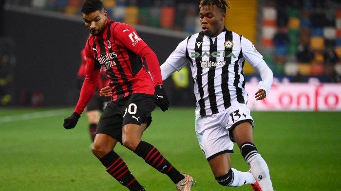 Junior Messias vs Destiny Udogie di Liga Italia Serie A antara Udinese vs AC Milan pada 11 Desember 2021 di stadion Dacia Arena, di Udine.