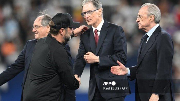 Jurgen Klopp dan pemilik Liverpool John W. Henry berdiri di samping presiden Real Madrid Florentino Perez (kanan) selama upacara pemberian medali di akhir pertandingan sepak bola final Liga Champions UEFA antara Liverpool dan Real Madrid di Stade de France di Saint-Denis, utara Paris, pada 28 Mei 2022. Real Madrid merebut Piala Eropa ke-14 setelah mengalahkan Liverpool 1-0 di final Liga Champions di Stade de France, Prancis.