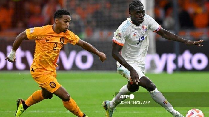Jurrien Timber vs Dodi Lukebakio di Grup 4 Liga A UEFA Nations League antara Belanda vs Belgia, di Johan Cruyff ArenA di Amsterdam pada 25 September 2022.