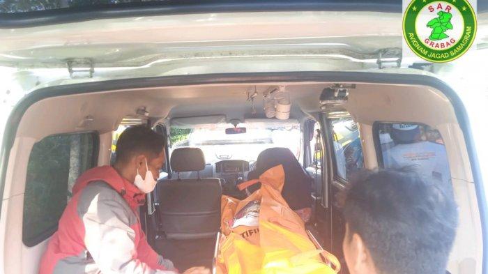 Mayat saat dilakukan evakuasi oleh petugas, Kamis (04/08/2022)