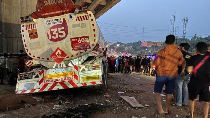Kemacetan parah di Jalan Alternatif Cibubur imbas kecelakaan maut, Senin (18/7/2022). Sejumlah ambulans sudah siaga untuk mengevakuasi belasan korban kecelakaan maut di Jalan Raya Alternatif Cibubur, Bekasi, Senin (18/7/2022).