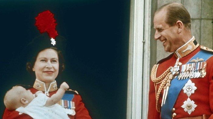 Kisah cinta Ratu Elizabeth II dan Pangeran Philip, pertemuan saat remaja dan mulai jatuh cinta.