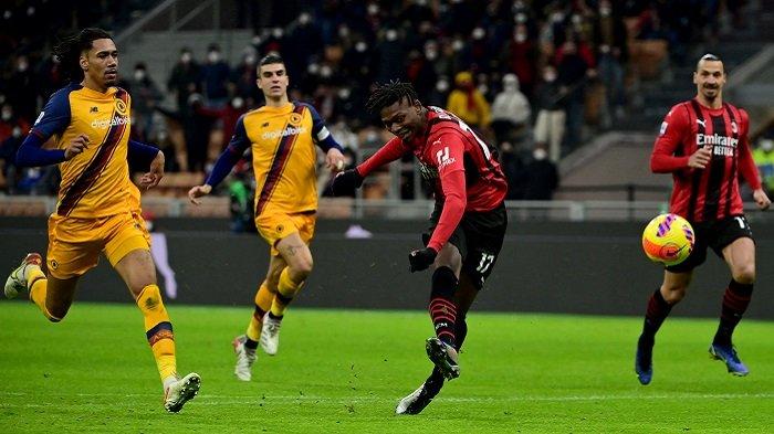 Penyerang AC Milan asal Portugal Rafael Leao menendang bola dan mencetak gol ketiga timnya selama pertandingan sepak bola Serie A Italia AC Milan dan AS Roma di stadion San Siro di Milan pada 6 Januari 2022.