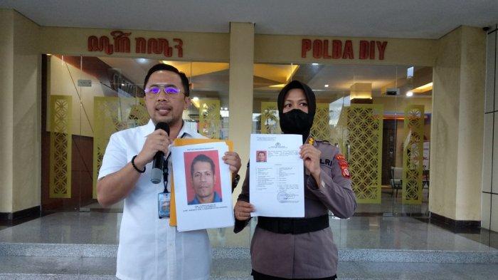 Dirreskrimum Polda DIY, Kombes Pol Ade Ary Syam menunjukan satu tersangka inisal AL alias L yang menjadi DPO saat konferensi pers di Mapolda DIY, Rabu (06/07/2022)