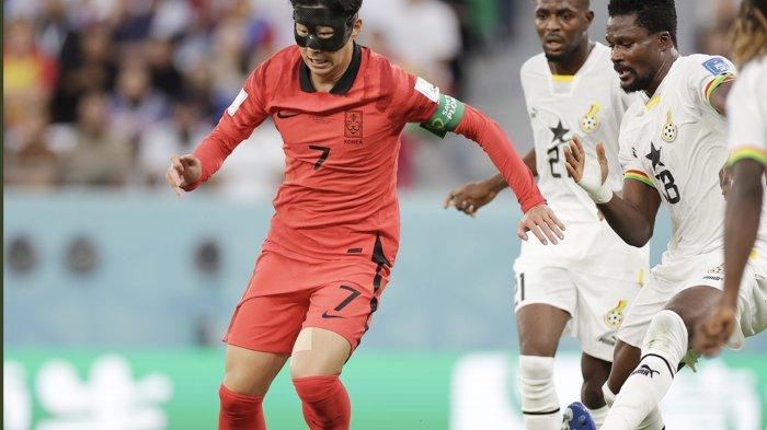 Pemain Korea Selatan, Son Heung-min mencoba melewati penjagaan ketat pemain Ghana pada matchday kedua Grup H Piala Dunia 2022.