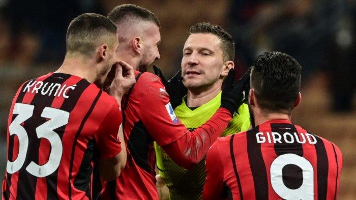 Krunic, Rebic dan Giroud bereaksi setelah keputusan wasit Italia Marco Serra menganulir gol saat AC Milan vs Spezia di Liga Italia Serie pada 17 Januari 2022 di stadion San Siro di Milan.