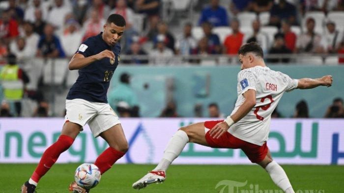 Kylian Mbappe vs Matthew Cash di babak 16 besar Piala Dunia 2022 Qatar antara Prancis vs Polandia di Stadion Al-Thumama di Doha pada 4 Desember 2022.
