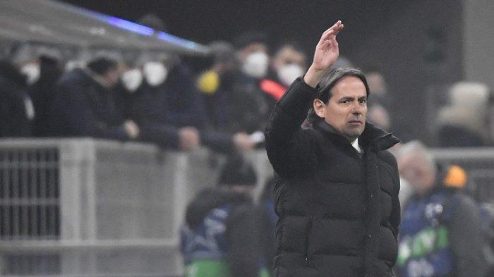 Pelatih Inter Milan Simone Inzaghin saat Inter Milan dipaksa mengakui keunggulanLiverpool dengan skor 0-2 pada leg I babak 16 besar Liga Champions 2021/ 2022 di Giuseppe Meazza, Kamis (17/2/2022),