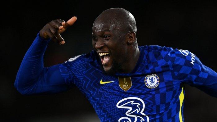 Selebrasi penyerang Chelsea, Romelu Lukaku usai mencetak gol ke gawang Leeds United pada lanjutan Liga Inggris di Elland Road, Kamis (12/5/2022) dini hari WIB.
