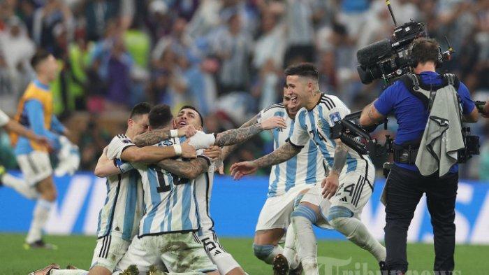 Lionel Messi, Enzo Fernandez dkk setelah Argentina memenangkan final Piala Dunia 2022 Qatar antara Argentina vs Prancis di Stadion Lusail di Lusail, utara Doha. (18 Desember 2022).