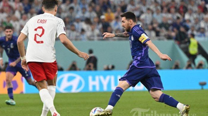 Lionel Messi vs Matthew Cash di Grup C Piala Dunia Qatar 2022 antara Polandia vs Argentina di Stadion 974 di Doha pada 30 November 2022.